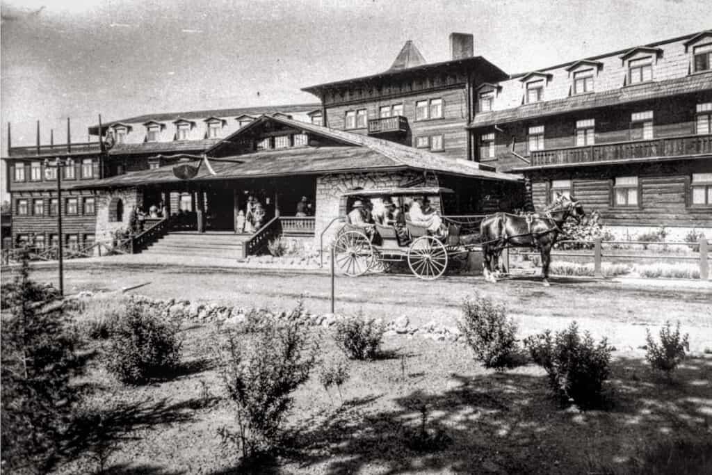 Horse and buggy carrying visitors to the El Tovar Hotel in the early 20th century.